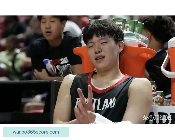 杨瀚森赛后与裁判工作人员握手并收回混音队比赛用球展现社交魅力