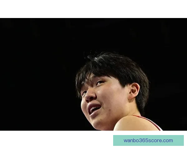 杨瀚森赛后与裁判工作人员握手并收回混音队比赛用球展现社交魅力